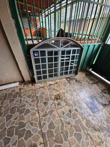Janela de correr de ferro com vidros