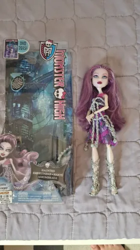 Monster High Spectra Vondergeist (vai com suporte cinza ou preto de brinde)