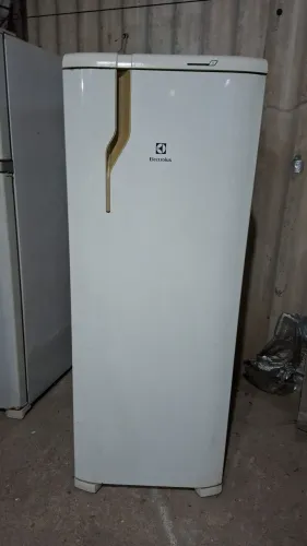 VENDO GELADEIRA ELETROLUX 300LTS PARA CONSERTO PREÇO 200 REAIS  LEIA DESCRIÇÃO 