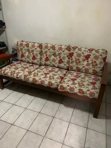 SOFA DE MADEIRA REFORÇADA COM ALMOFADAS 3 LUGARES