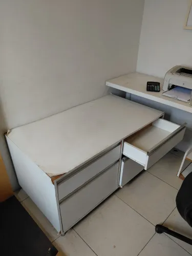 Armario/mesa com 4 gavetas