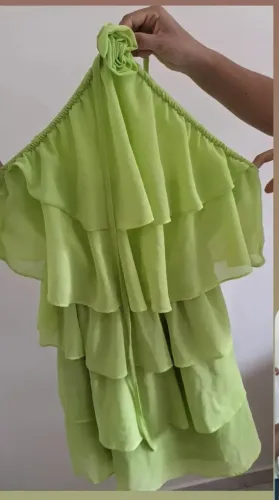 Vestido frente única verde de babados com detalhe de flor