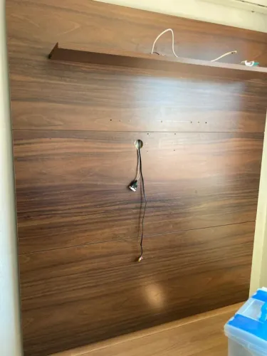 Painel de TV grande, 100% MDF, marrom.