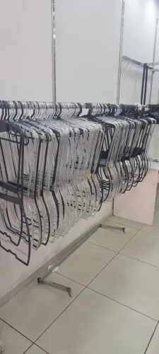Cabides corpinho expositor de roupas plus size acrilico e plastico
