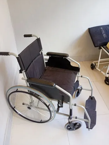 Duas cadeiras de rodas semi nova