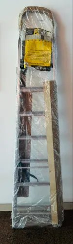 Escada de alumínio com 8 degraus