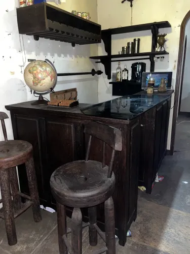 Lindo bar em madeira de lei.