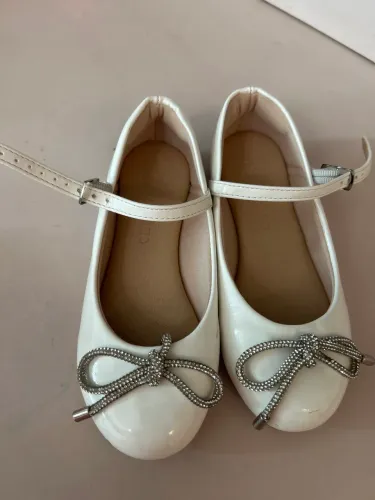 Sapato lindo branco com laço prata 