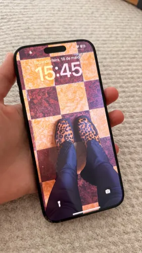 iPhone 15 Pro Max 256 GB (trincado no canto da tela)