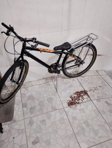 Bicicleta aro 26 preta com garupa usada 3 vezes.