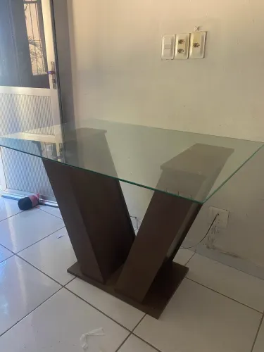 Vendo essa mesa com tampo de vidro , está bem conservada .