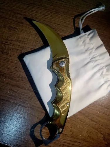 Faca Karambit dourada