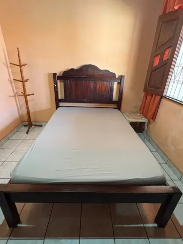 Vende-se cama de madeira de lei