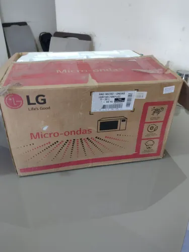 Novo , comprado em lote de mostruário , Microondas LG esmaltado Espelhado 30 litros 