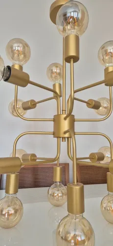 O Lustre Pendente Abstrato Helena 16 Luzes em Ouro