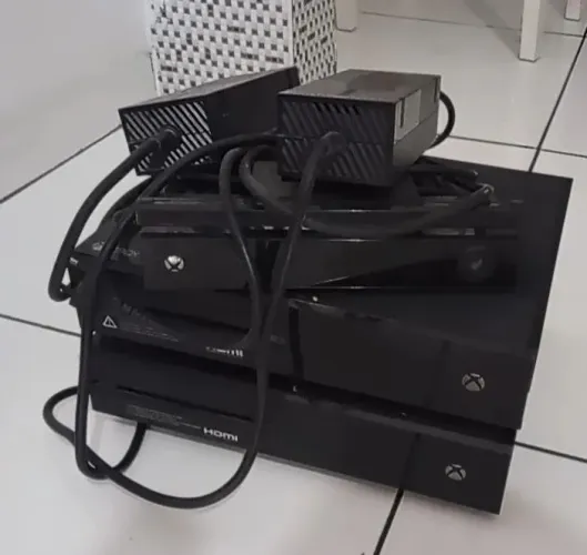 2 XBOX ONE + DUAS FONTES + KINECT (PARA CONSERTO)