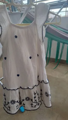 Vestido de criança 3 anos marca anjos Baby . Está em perfeito estado .. na foto não muito