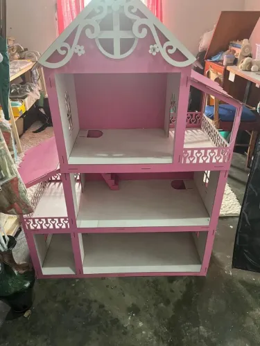 Casa de boneca em MDF com brinquedos dentro 