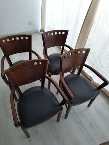 Cadeiras de Madeira.