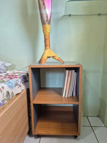 Criado mudo,com rodízios!