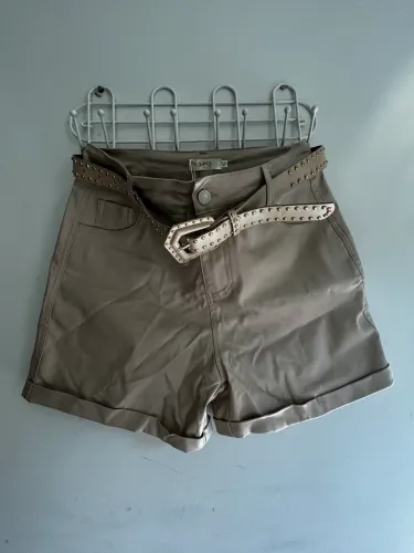 Short de couro bege