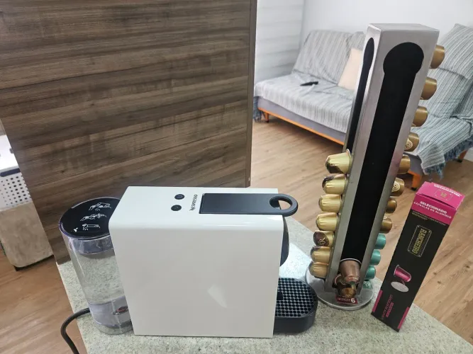 Cafeteira Nexpresso Essenza com Suporte e cápsulas