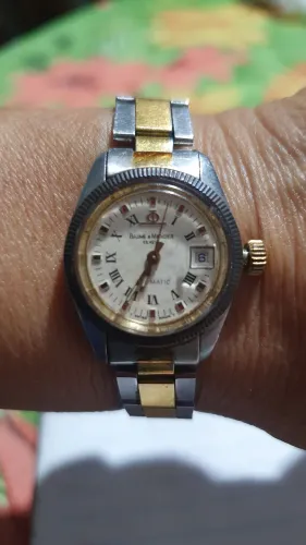 Relógio feminino Baume & Mercier funcionando