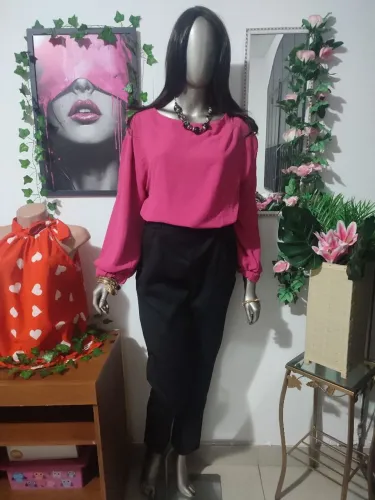 Blusa Feminina de Crepe Duna com Lastex na cintura e Mangas Compridas.as