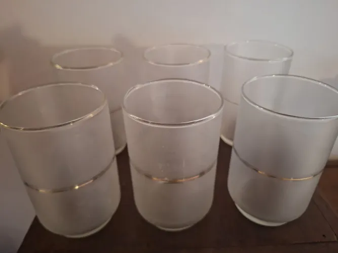 Antigos copos de cristal com filetes dourados