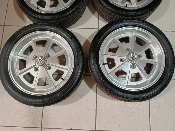 Jogo de rodas aro 17 Porsche pneus semi novos Fusca Brasília 