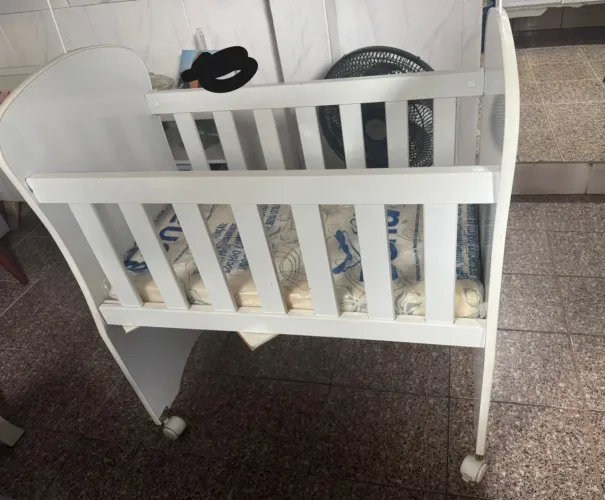 Mini berço com colchão e varal de mosquiteiro