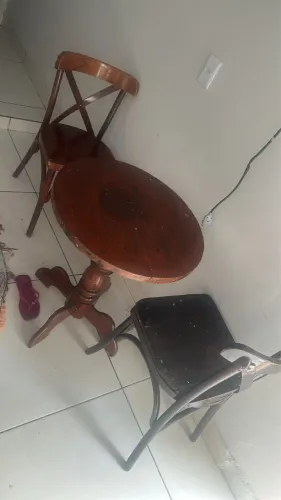 Mesa redonda pequena de madeira maciça