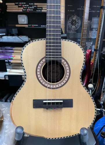 Cavaco Malibu MC-20 eletroacústico tampo sólido Spruce