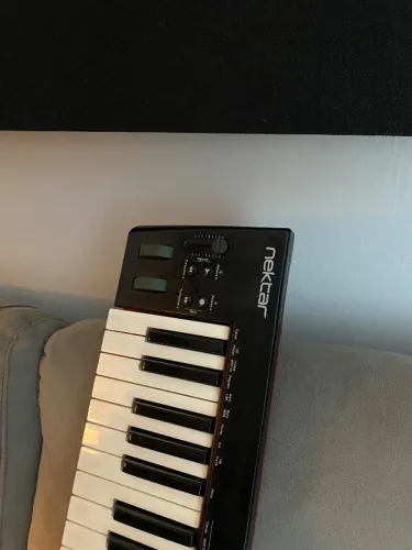 Teclado Controlador MIDI Nektar SE49 USB 49 Teclas Sensíveis Preto