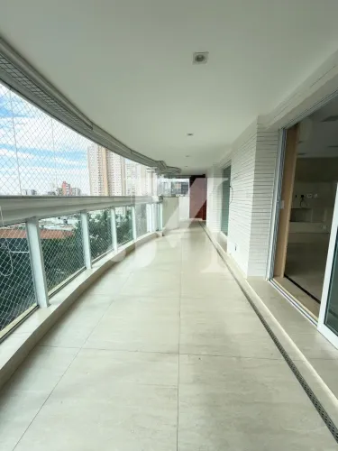 Apartamento Alto Padrão de 225m², 4 Dormitórios, sendo 2 Suítes e 6 Vagas no Condomínio Ca