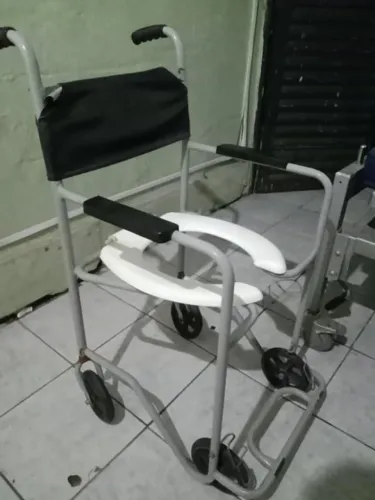 Cadeira de Banho com Rodas
