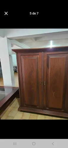 Guarda Roupas em Madeira Maciça antigo - relíquia.