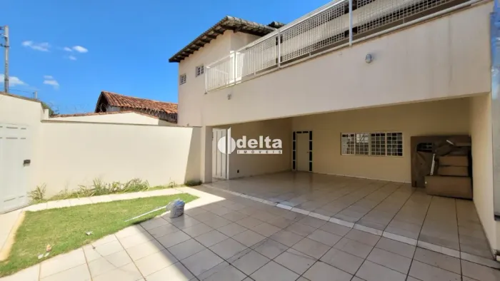 Casa residencial com 4 quartos sendo 3 suítes disponível para locação no bairro Santa Moni