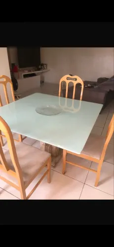 Mesa de vidro com 4 cadeiras de madeira e pé de mármore