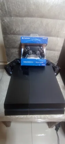 PlayStation 4, diversos jogos e 3 controles