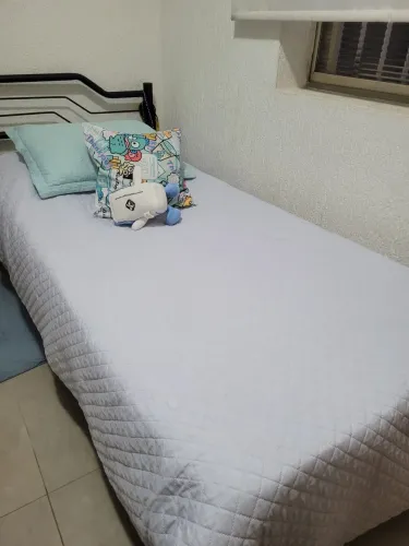 Cama de solteiro com cabeceira de ferro e aço na cor preta.