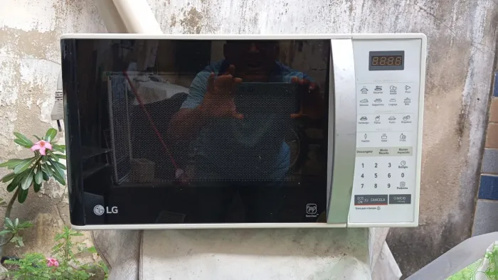 Microondas LG Simi novo 