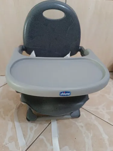 Cadeirinha de alimentação chicco.