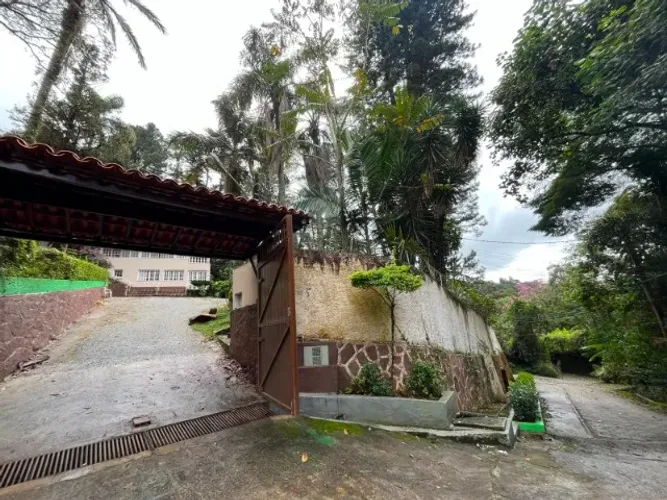 Chcará em Mairiporã, 8mil metros quadrados. 3 casas construídas, piscina, quadra, campo