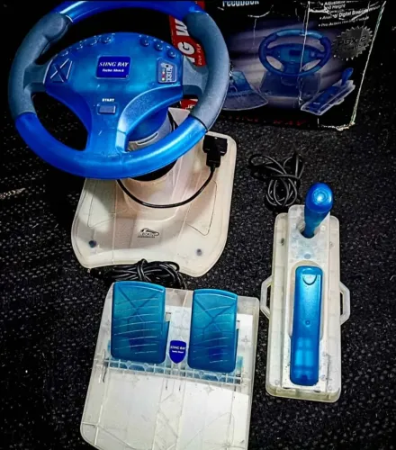 Volante PS2 lacrado,nunca foi aberto,tem lacre original nos parafusos.