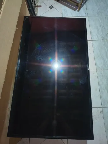 TV Samsung 49 com tela danificada