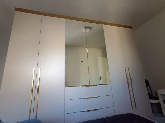 Guarda-roupas com 6 portas e espelho