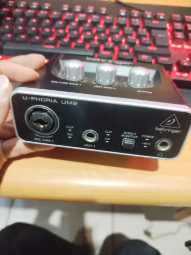 interface de áudio behringer um2