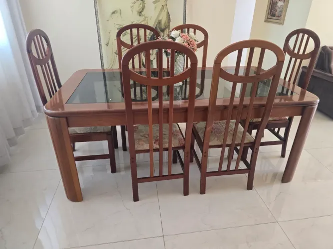 Mesa com 6 cadeira
