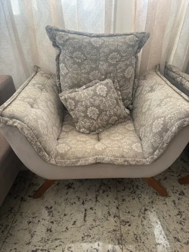 Poltronas floral pés palito em madeira.